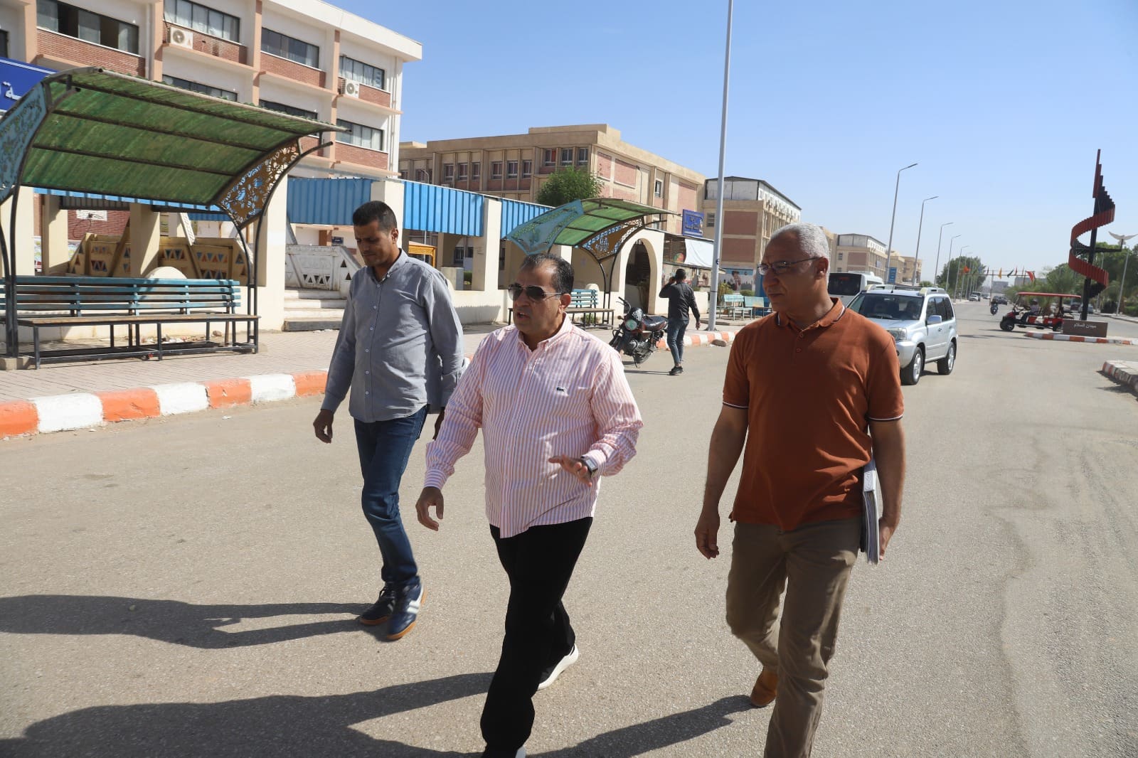 IMG 20251004 WA0036 جامعة عكاوي: تطوير طرق الحرم الجامعي لدعم الجامعات الذكية بجامعة جنوب الوادي موقع في الجامعة