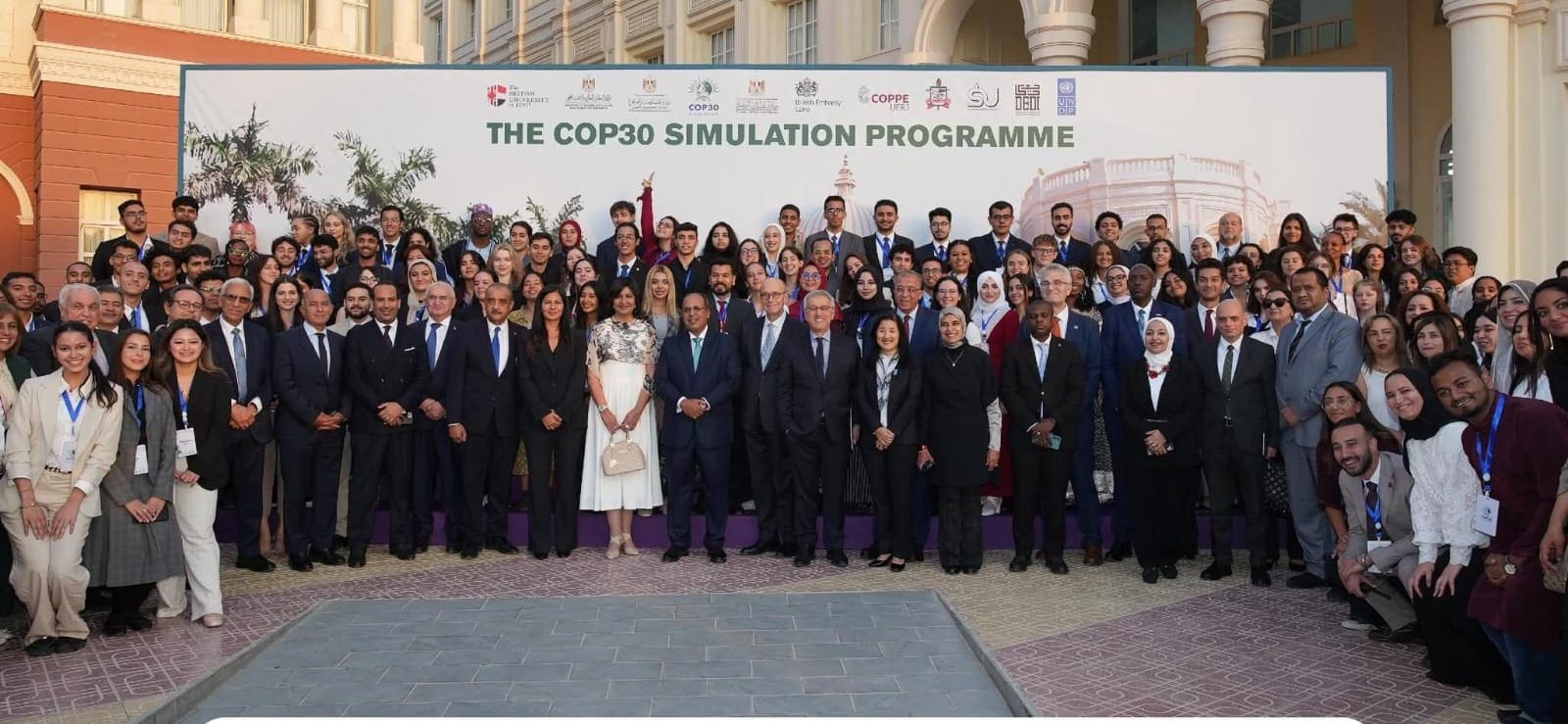 IMG 20251010 WA0026 جامعة القاهرة الجامعة البريطانية وبرنامج الأمم المتحدة الإنمائي يختتمان برنامج محاكاة قمة المناخ COP30 موقع في الجامعة