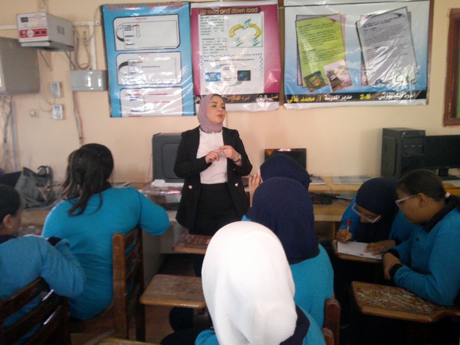 IMG 20251011 WA0112 حريق جامعة قناة السويس تنظم ندوة مقاومة الإدمان الإلكتروني بمدرسة 24 أكتوبر الإعدادية موقع في الجامعة