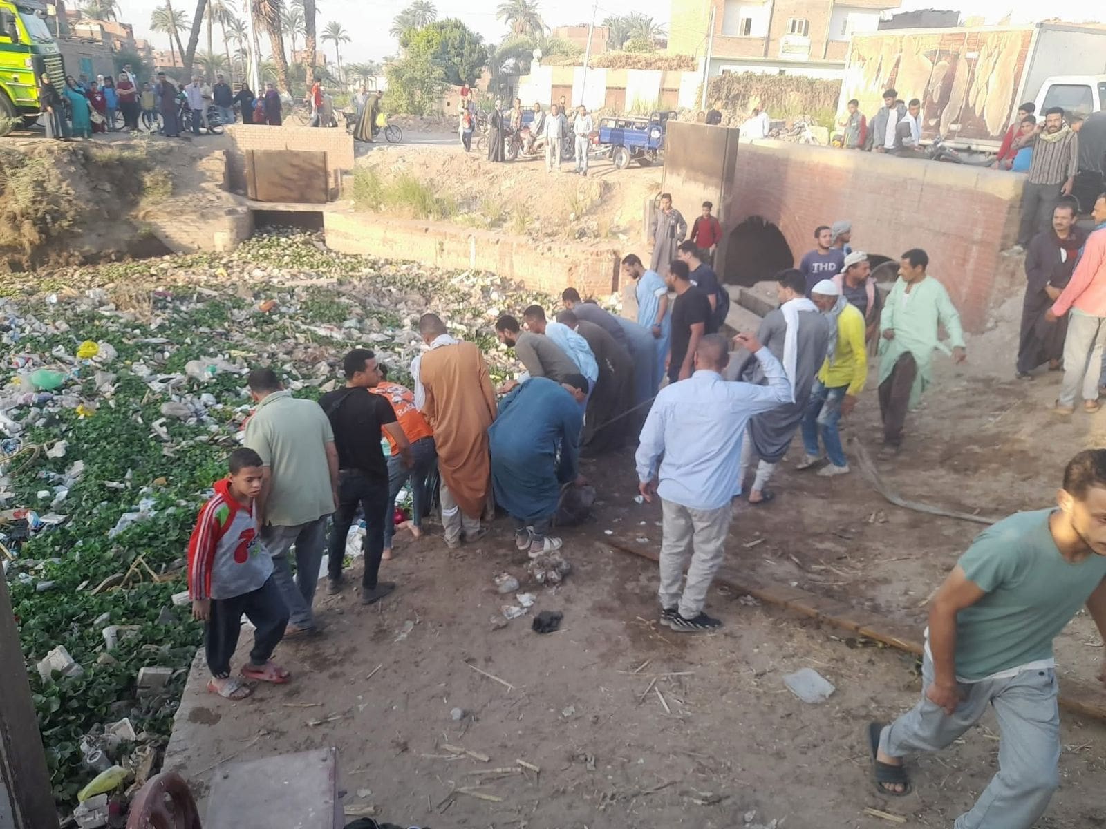 رحلة إلى المدرسة تحولت إلى مأساة.. مصرع طفل وإصابة زملائه في أسيوط