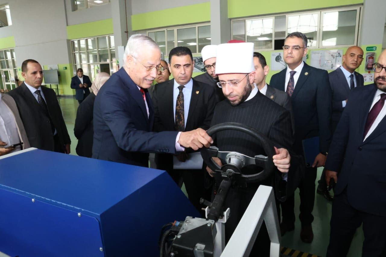 IMG 20251013 WA0076 وزير الأوقاف وزير الأوقاف في ندوة بجامعة ساكسوني مصر: بناء الإنسان لا يكتمل إلا بالعلم والمهارة والوجدان موقع في الجامعة