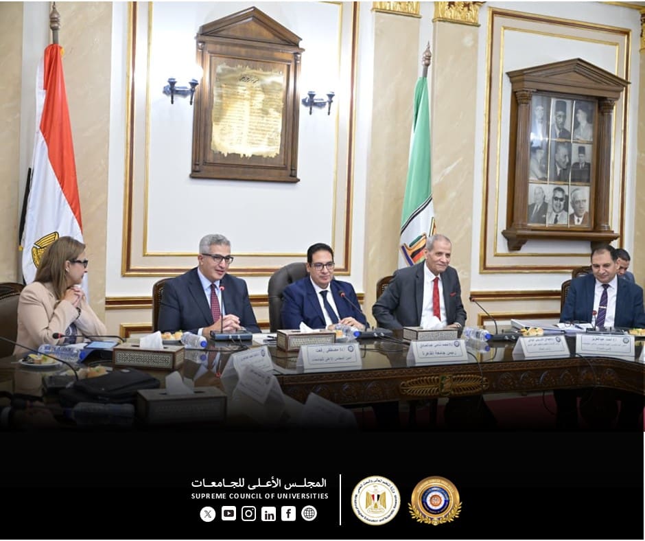 IMG 20251013 WA0106 جامعة القاهرة أمين الأعلى للجامعات يستعرض أبرز مبادرات الجامعات في دعم المشروع القومي لمحو الأمية موقع في الجامعة