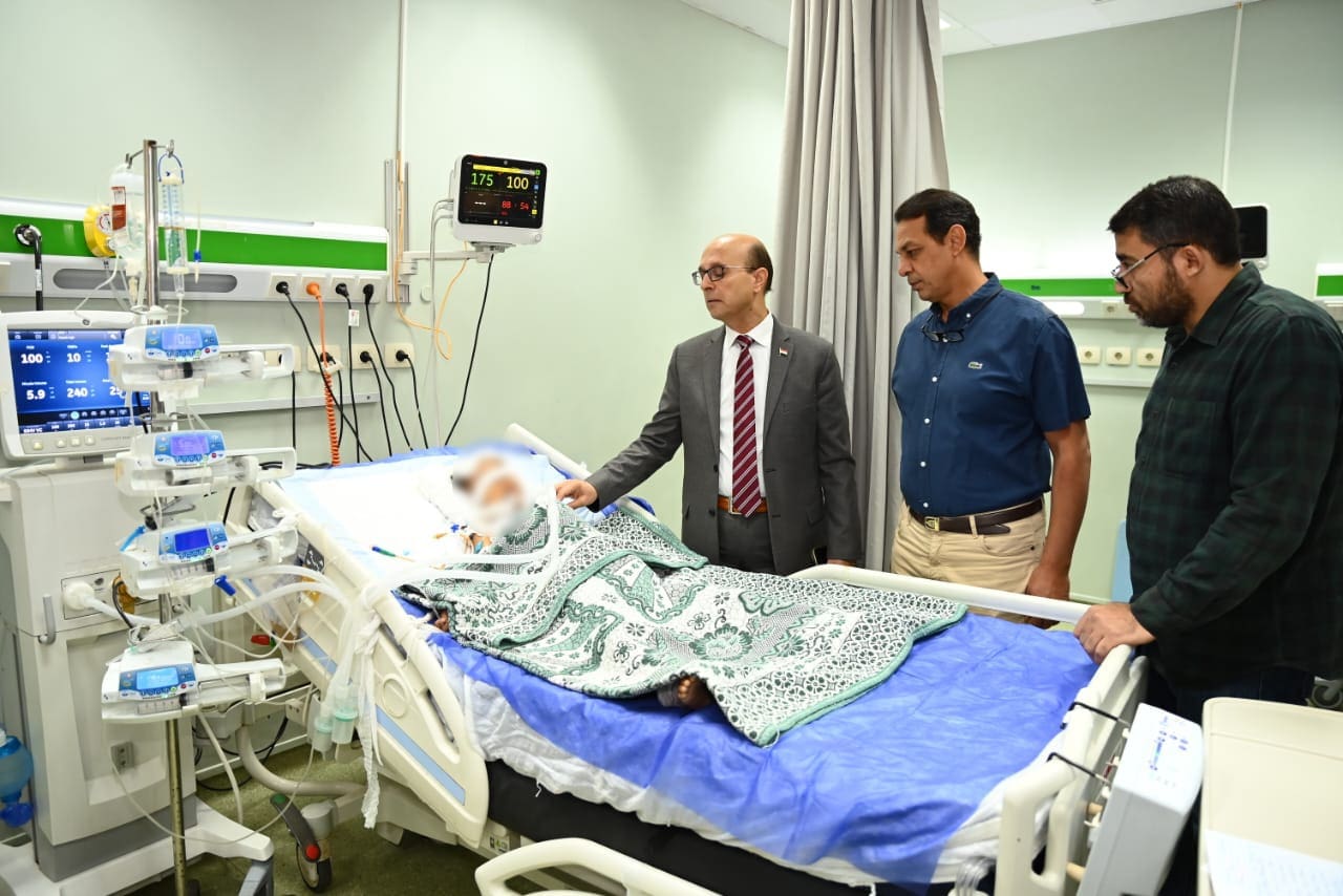 IMG 20251014 WA0024 جامعة رئيس جامعة أسيوط يطمئن على مصابي حادث منقباد ويوجه بتوفير أقصى رعاية طبية للأطفال موقع في الجامعة