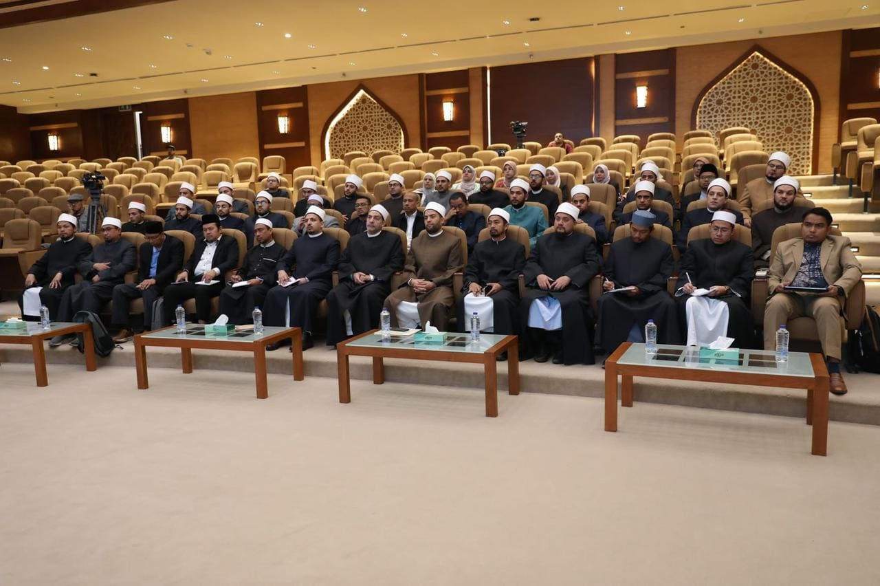 IMG 20251015 WA0003 جامعة الأزهر رئيس جامعة الأزهر يلقي محاضرة بدار الإفتاء المصرية بعنوان "أثر اللغة العربية في فهم النص الشريف"  موقع في الجامعة