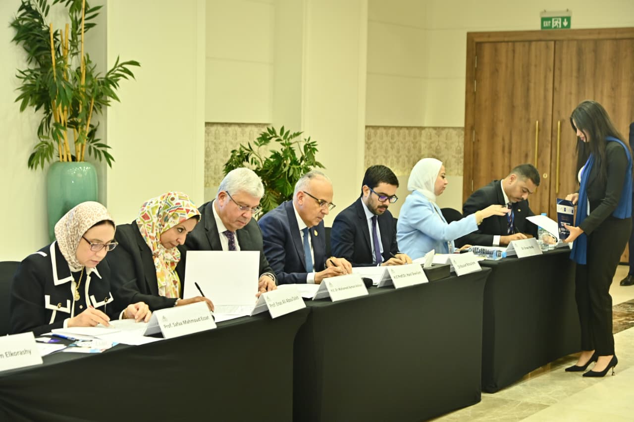 IMG 20251016 WA0031 وزيرا وزيرا الري والتعليم العالي يشهدان ختام مسابقة مشروعات التخرج بأسبوع القاهرة للمياه موقع في الجامعة