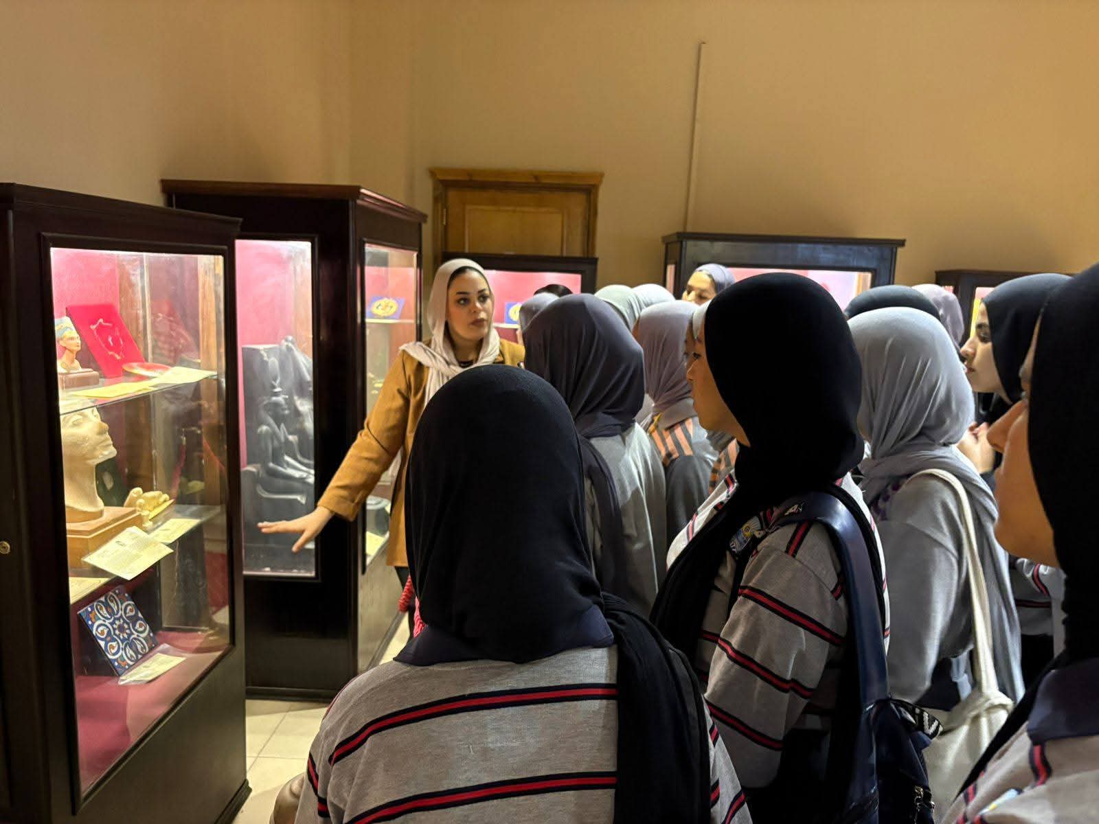 IMG 20251016 WA0129 جامعة قناة السويس لتعزيز الوعي السياحي.. طالبات المدرسة الفنية الفندقية في زيارة ميدانية لكلية السياحة بجامعة قناة السويس موقع في الجامعة