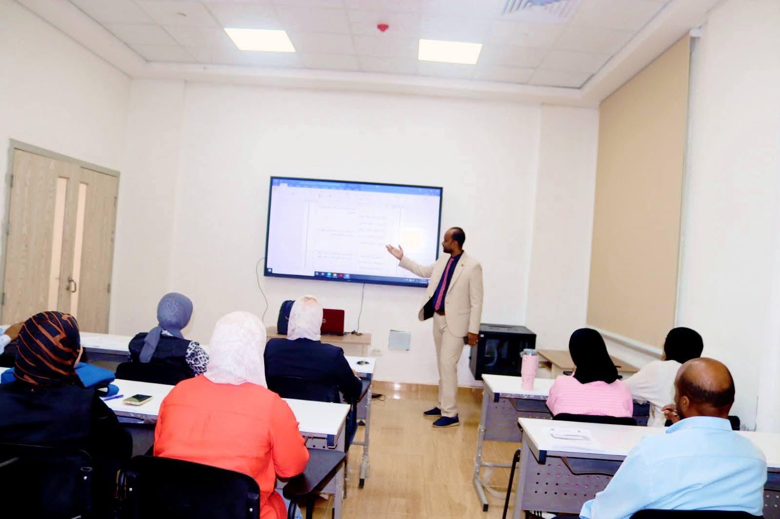 IMG 20251018 WA0180 جامعة طيبة دورة تدريبية بجامعة طيبة التكنولوجية حول "التعليم والتعلم والتقييم" لتعزيز مهارات أعضاء هيئة التدريس موقع في الجامعة