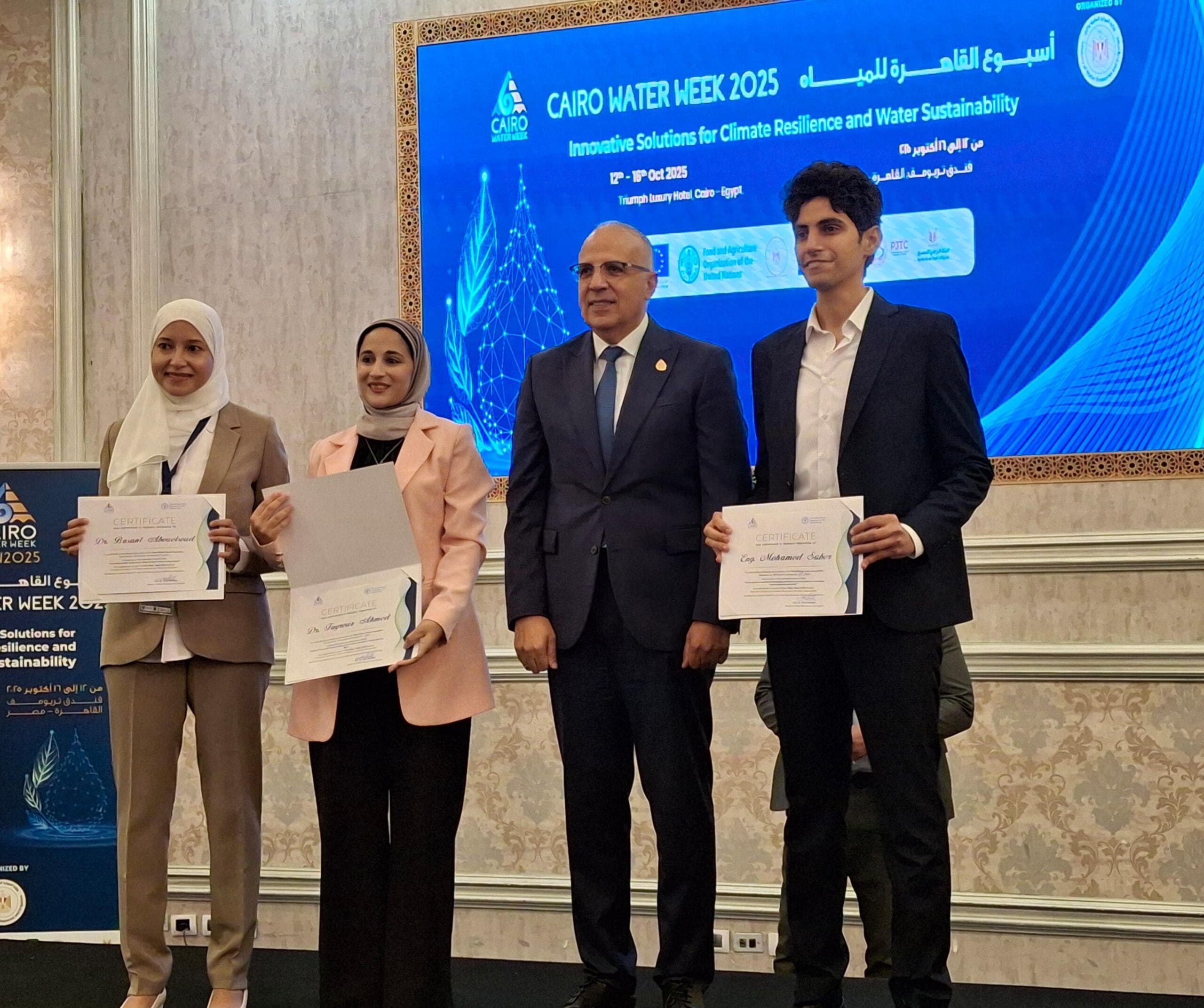 IMG 20251018 WA0219 scaled جامعة قناة السويس باحثة بجامعة قناة السويس تحصد المركز الثاني في مسابقة "أطروحة في ثلاث دقائق" بأسبوع القاهرة للمياه موقع في الجامعة