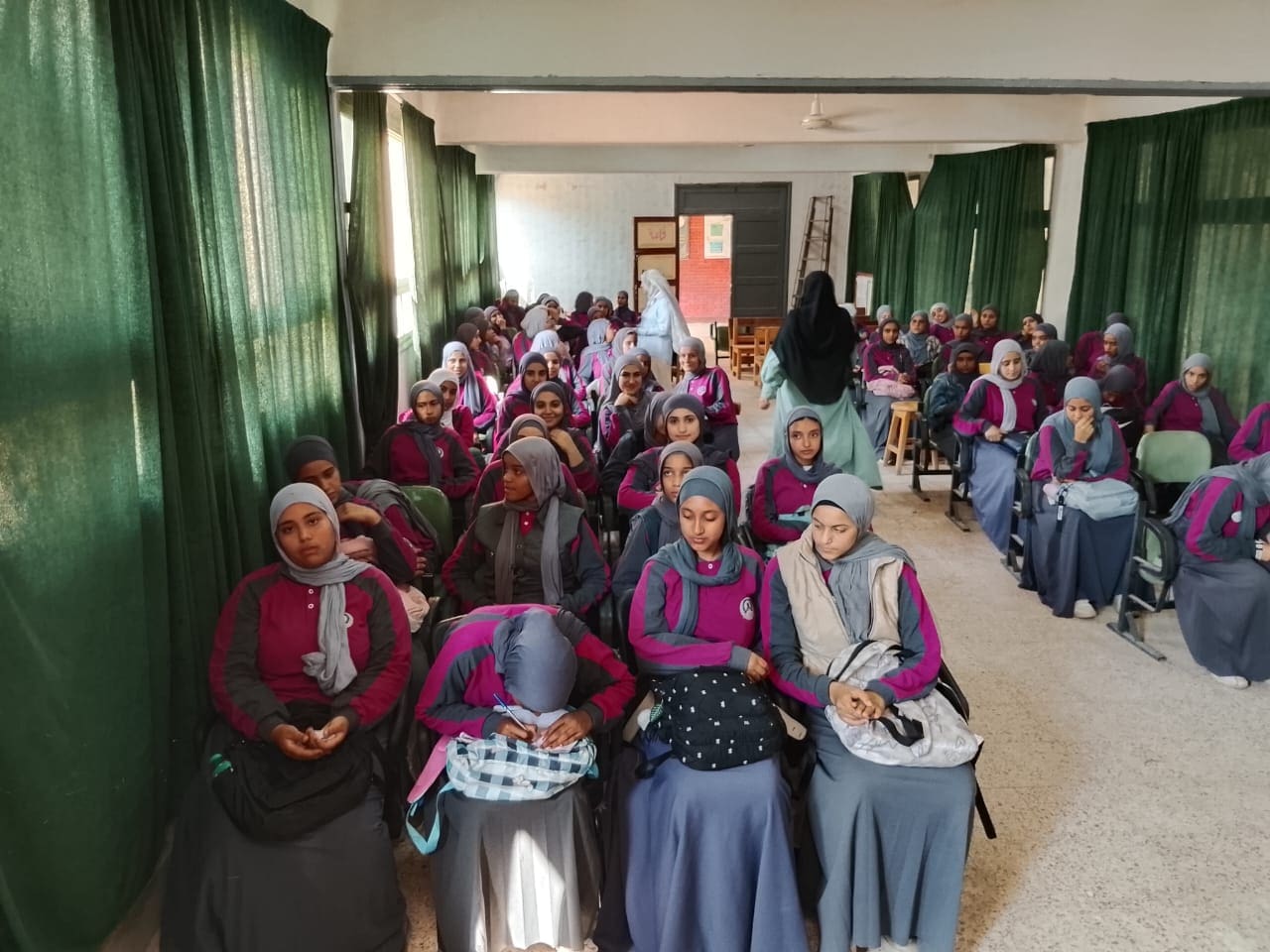 IMG 20251019 WA0081 جامعة قناة السويس جامعة قناة السويس تنشر الوعي الصحي بين طالبات المدارس ببرنامج الإسعافات الأولية موقع في الجامعة