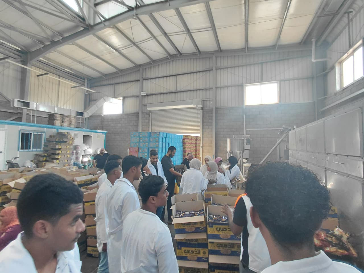IMG 20251020 WA0035 جامعة طيبة طلاب تكنولوجيا التصنيع الغذائي بجامعة طيبة يواصلون التدريب الميداني داخل المصانع الصناعية بالبغدادي موقع في الجامعة