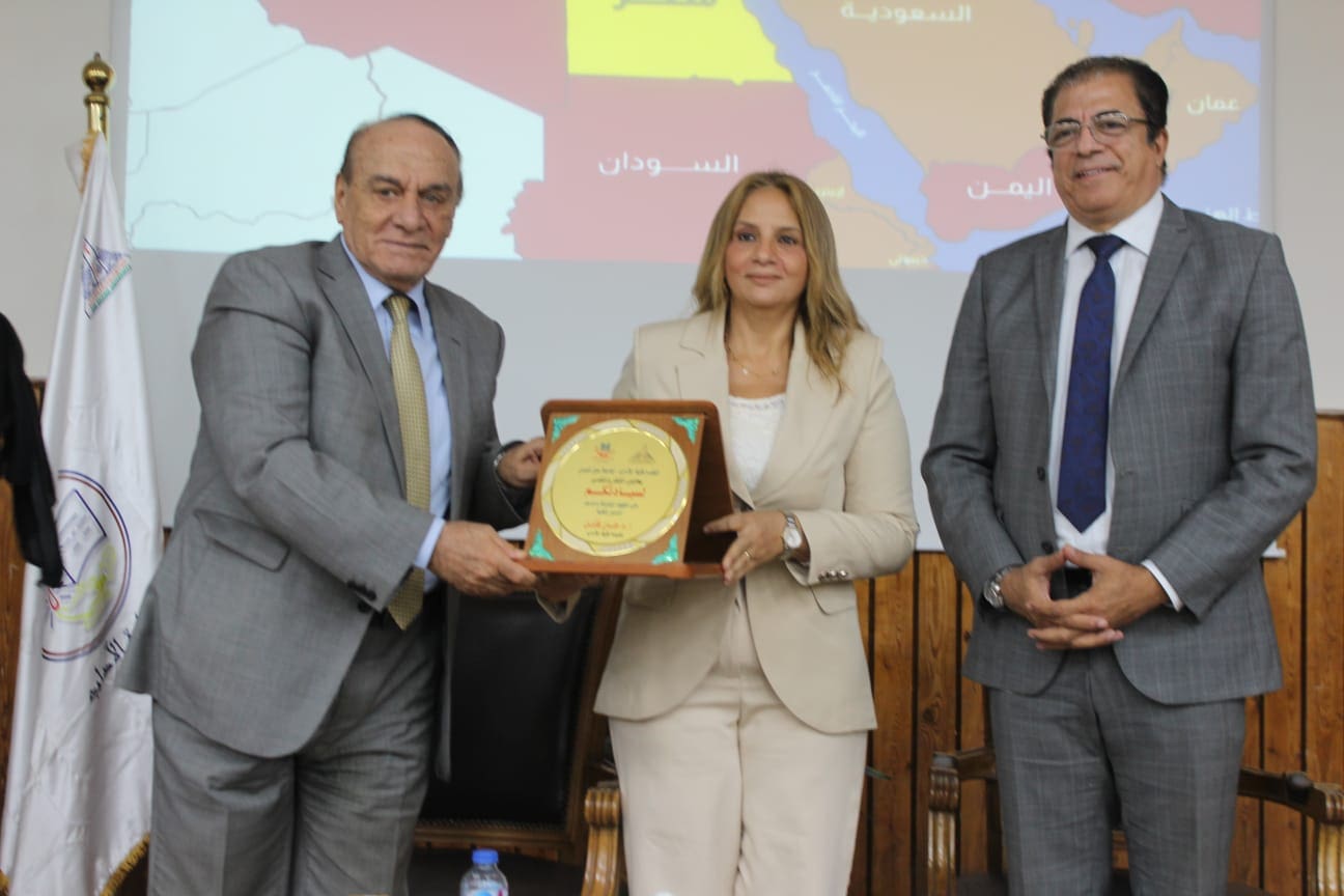 IMG 20251020 WA0103 القوات المسلحة آداب عين شمس تستضيف اللواء سمير فرج في ندوة عن بطولات أكتوبر موقع في الجامعة