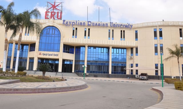 IMG 20251020 WA0112 جامعة صيدلة المصرية الروسية تحتفل بتخريج دفعة دبلومة التوجّهات العلاجية.. صور موقع في الجامعة