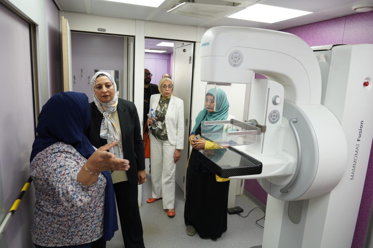 IMG 20251021 WA0152 عين شمس جامعة عين شمس تستضيف مبادرة "صحة المرأة والكشف المبكر عن سرطان الثدي"  موقع في الجامعة