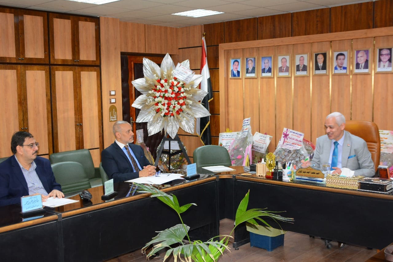 IMG 20251025 WA0038 1 جامعة أسيوط جامعة أسيوط تعزز الرعاية الصحية للطلاب بعقد اجتماع مجلس إدارة صندوق الخدمات الطبية موقع في الجامعة