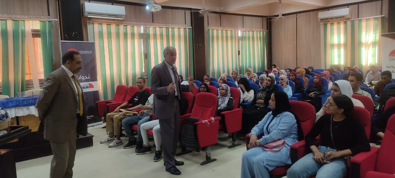 IMG 20251028 WA0055 الأكاديمية الوطنية للتدريب الأكاديمية الوطنية للتدريب تواصل برنامجها بجامعة أسوان لتعزيز وعي الشباب ومسؤوليتهم نحو المستقبل موقع في الجامعة