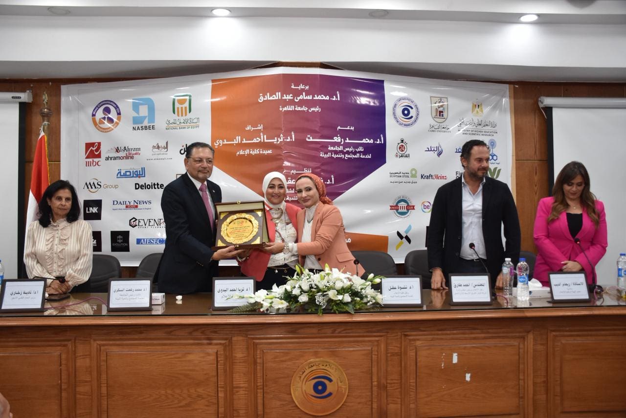 IMG 20251029 WA0027 جامعة القاهرة حضور واسع وانطلاقة محفّزة في الملتقى الثاني للتوظيف والتدريب بكلية الإعلام جامعة القاهرة موقع في الجامعة