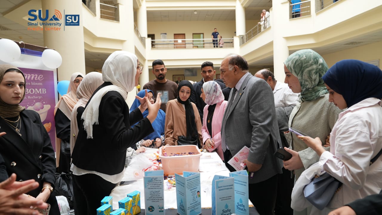 IMG 20251030 WA0081 الجامعات طلاب جامعة سيناء يبدعون في المعرض السنوي الثاني لمستحضرات التجميل بكلية الصيدلة موقع في الجامعة