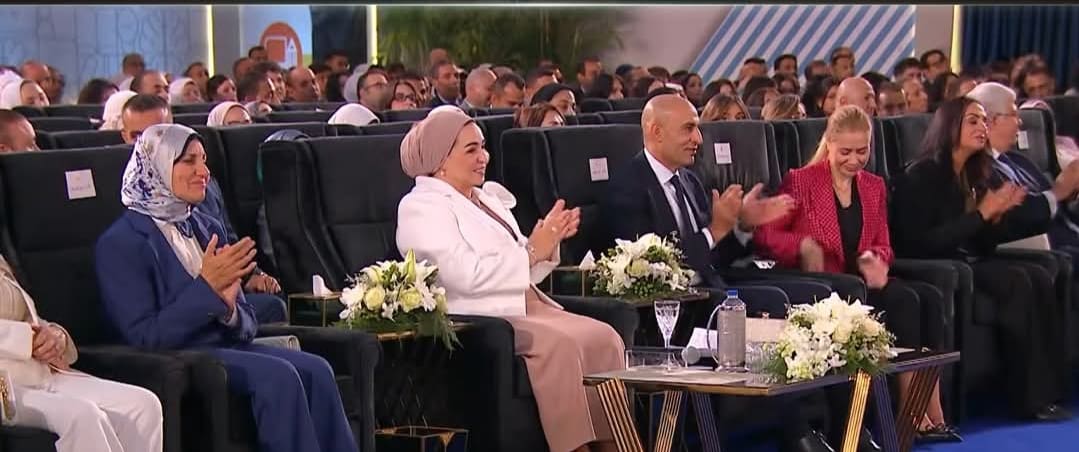 IMG 20251004 204957 انتصار السيسي طالب في احتفالية التعليم الفني: والدتي قالتلي هتحدى بيك العالم.. شاهد رد فعل السيدة انتصار السيسي - فيديو موقع في الجامعة