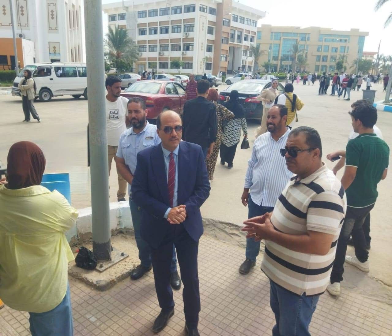IMG 2276 جامعة العريش رئيس جامعة العريش يتفقد الحرم الجامعي ويتابع انتظام العملية التعليمية| صور موقع في الجامعة
