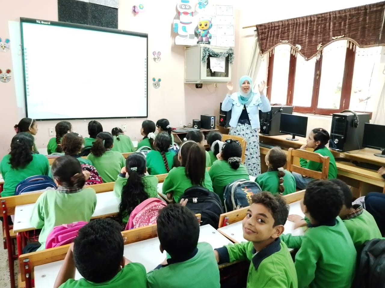 IMG 2618 جامعة جامعة قناة السويس تنفذ برنامجًا توعويًا حول "التنمر وكيفية مواجهته" بمدرسة الجلاء الابتدائية موقع في الجامعة