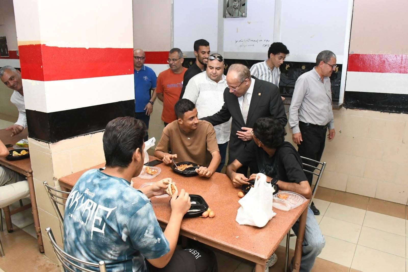 IMG 2836 جامعة قناة السويس جامعة قناة السويس تتابع جودة الخدمات الغذائية المقدمة لطلاب المدينة الجامعية موقع في الجامعة