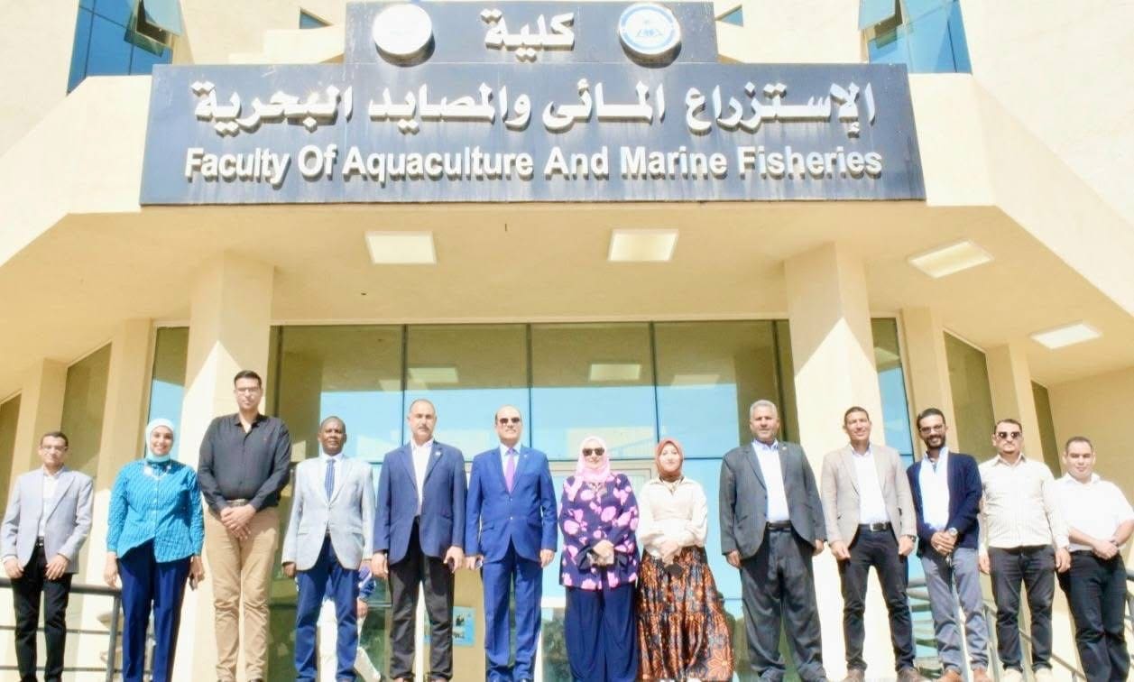 IMG 3133 العريش رئيس جامعة العريش يهنئ كلية الاستزراع المائي بفوزها بالمركز الأول في مسابقة التميز المؤسسي موقع في الجامعة