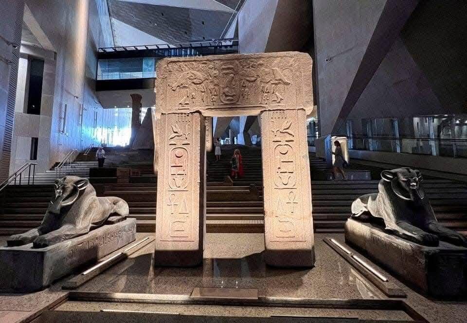IMG 3480 المتحف المصرى الكبير لتوثيق افتتاح المتحف المصرى الكبير.. وزارة الاتصالات تصدر طوابع تذكارية من خلال البريد المصري موقع في الجامعة