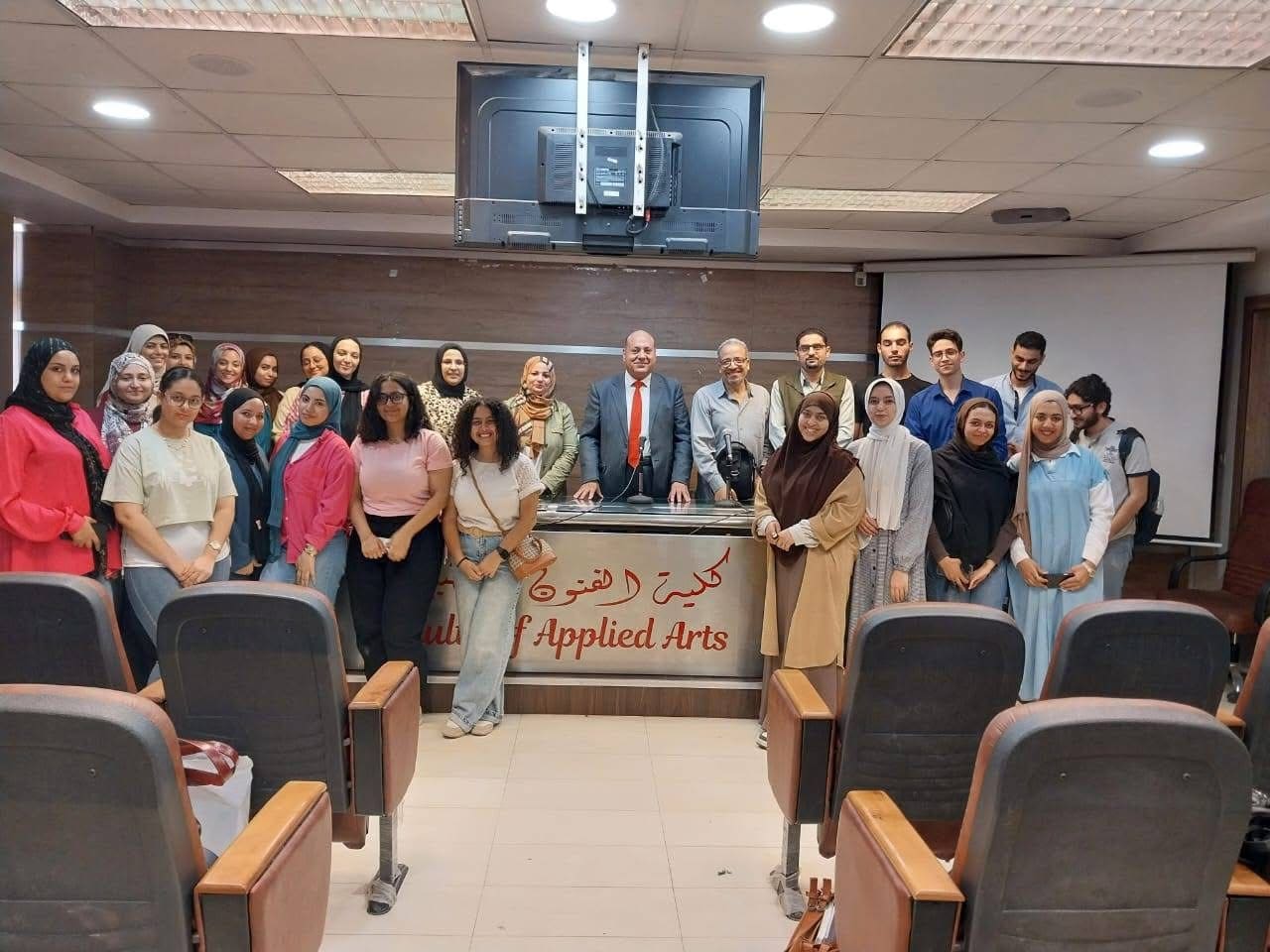IMG 3508 معرض ندوة بفنون تطبيقية بنها حول "دور المشروعات الصغيرة والمتوسطة في تعميق فكر العمل الحر" موقع في الجامعة