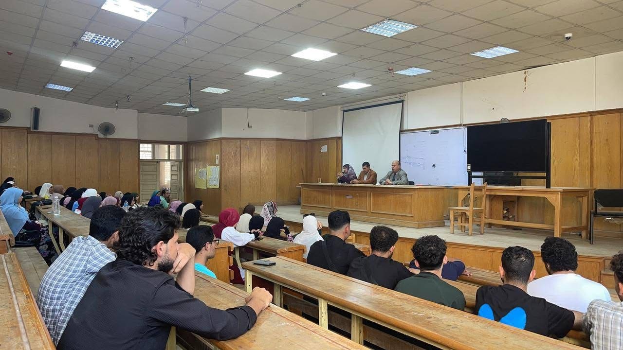 IMG 3741 ندوة ندوة بعنوان "التغيرات المناخية وترشيد استهلاك الطاقة" بآداب الفيوم موقع في الجامعة