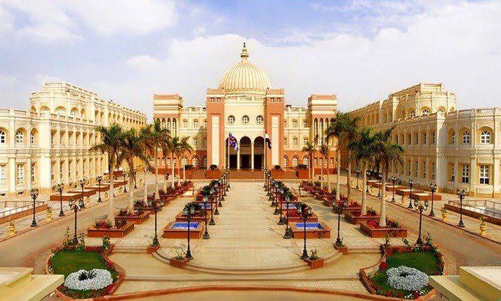 IMG 9216 مفيد شهاب الجامعة البريطانية في مصر وبرنامج الأمم المتحدة الإنمائي يطلقان النسخة الرابعة لبرنامج محاكاة قمة المناخ COP30 موقع في الجامعة