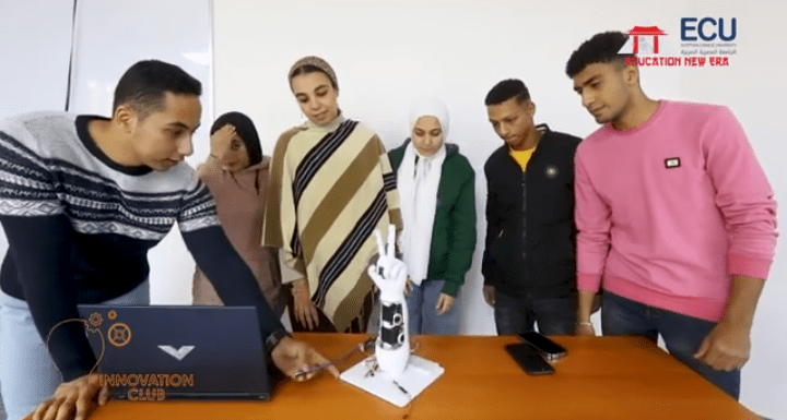 IMG ٢٠٢٥١٠٢٧ ٢٣٥٩٢٥ الجامعة المصرية الصينية طلاب الجامعة المصرية الصينية يبتكرون روبوت متعدد الاستخدامات لتسهيل الأعمال الصناعية - فيديو موقع في الجامعة