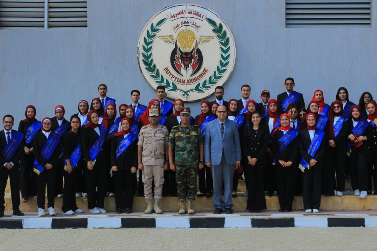 a5a741ed 21cf 4ee1 a6d3 0c2ca5e592dc أكتوبر في ذكرى انتصارات أكتوبر.. طلاب جامعة الإسكندرية في زيارة ميدانية لقوات المظلات المصرية موقع في الجامعة