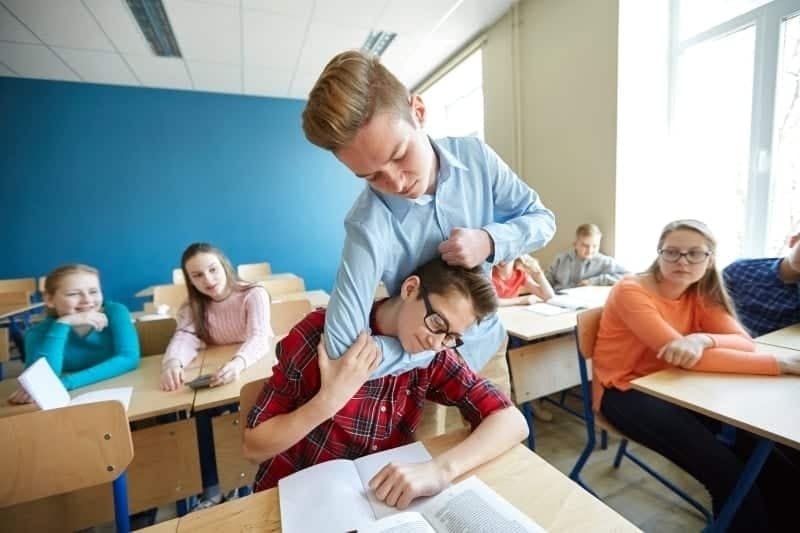 العنف بين الطلاب داخل المدارس.. التعليم توضح الإجراءات والعقوبات
