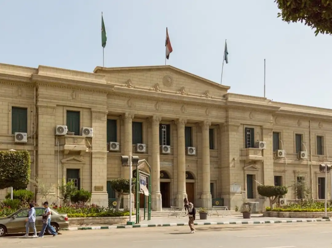 كلية الاداب جامعة القاهرة تجارة القاهرة تجارة القاهرة تعلن تأجيل امتحانات الميدتيرم المقررة غدًا الخميس موقع في الجامعة