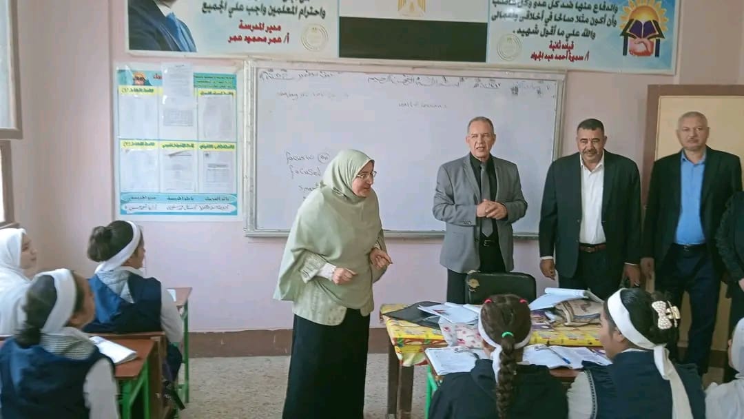 1762171432329 خطوات خلال جولة.. مدير تعليم أسيوط يكرم معلمة لتميزها فى تطبيق البرنامج العلاجى للطلاب الضعاف موقع في الجامعة
