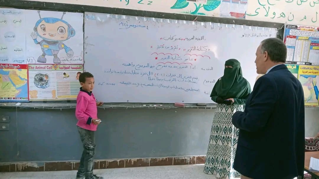 1762262073793 خطوات لتفوقه الدراسي وتحسن مستواه ضمن البرنامج العلاجي.. وكيل تعليم أسيوط يكرم طالب خلال جولته موقع في الجامعة