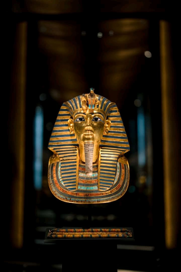 1762286378010 الملك الذهبي الملك الذهبي.. 10 صور ترصد قناع توت عنخ آمون في أول أيام عرضه في المتحف المصري الكبير موقع في الجامعة