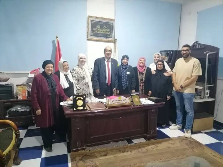 1762301097102 العمرة نقيب معلمي الإسماعيلية يسلم تأشيرات وهدايا العمرة للفائزين قبل مغادرتهم إلى الأراضي الحجازية موقع في الجامعة