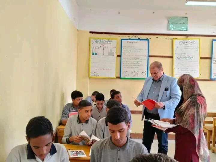 1763048548806 المعلمين وكيل تعليم قنا يوجه بالالتزام بالأنشطة والانضباط وتفعيل التقنيات التعليمية موقع في الجامعة