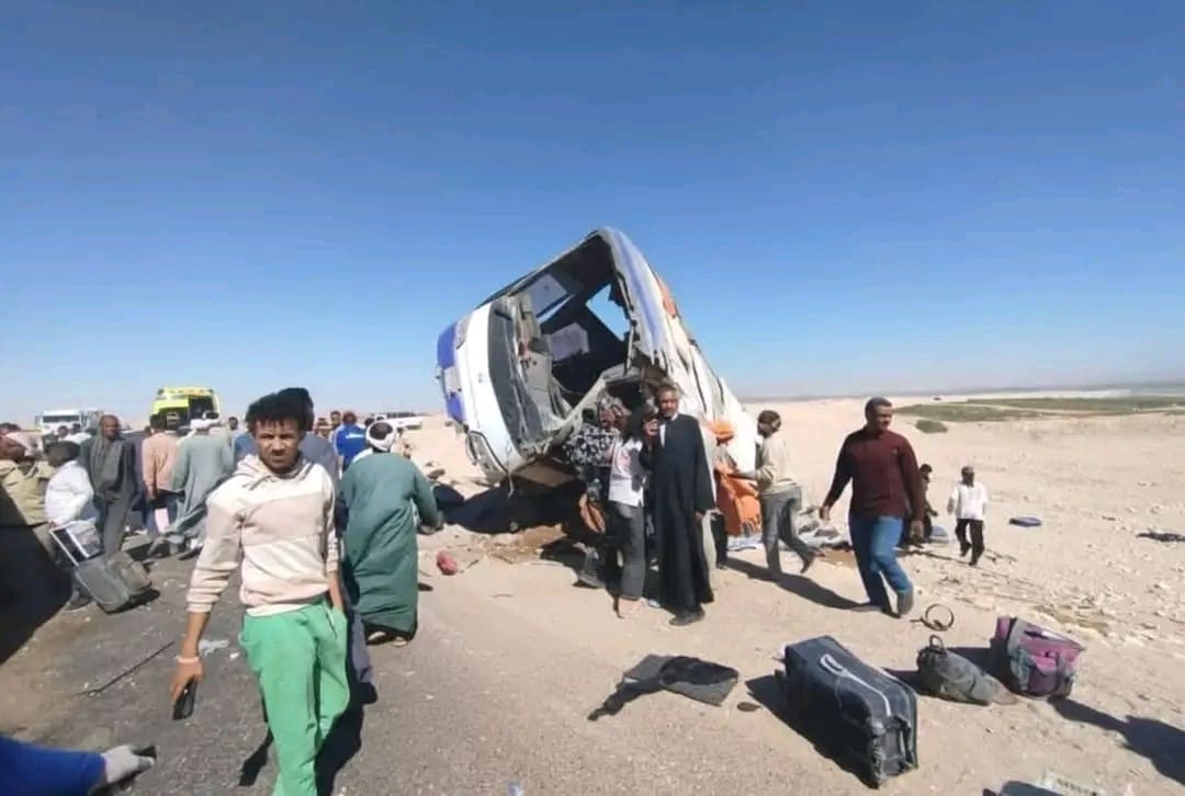 1763204684176 الأتوبيس الأتوبيس تحول لصفيح.. الصور الأولية لانقلاب أتوبيس رحلات طلابية بالأقصر موقع في الجامعة