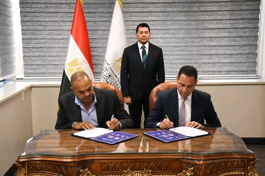 1763212091190 الرياضة وزير الرياضة يشهد توقيع بروتوكول تنظيم بطولة العالم للسباحة بالزعانف للجامعات 2026 موقع في الجامعة
