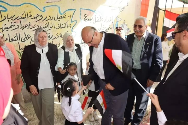 1763832267520 جامعة الأقصر الأهلية قرارات حازمة من محافظ القليوبية بإزالة الدعاية وتوفير سبل الراحة للناخبين في انتخابات النواب موقع في الجامعة