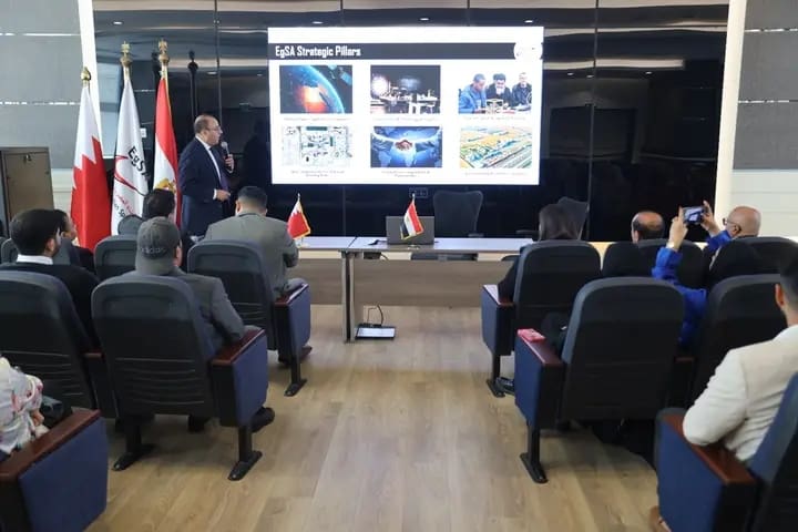 1763923907630 جامعة سيناء لتعزيز الشراكات العربية.. وكالة الفضاء المصرية تستقبل وفد جمعية المهندسين البحرينية موقع في الجامعة