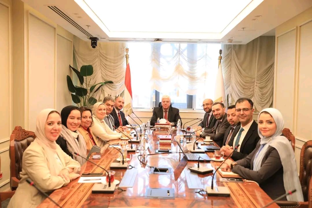 1763973464852 اتفاقية وزير التعليم العالي ووفد "أسترازينيكا" يبحثان التعاون في تشخيص وعلاج الأمراض النادرة للأطفال موقع في الجامعة