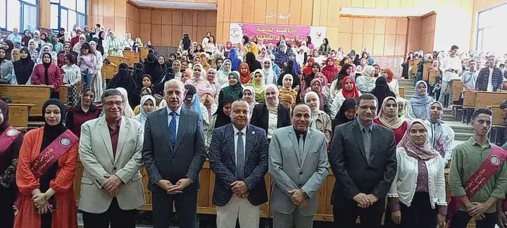 1763996918680 جامعة سوهاج طلاب جامعة سوهاج في مواجهة الأمية.. سلسلة ندوات توعوية لتعزيز المسؤولية المجتمعية موقع في الجامعة