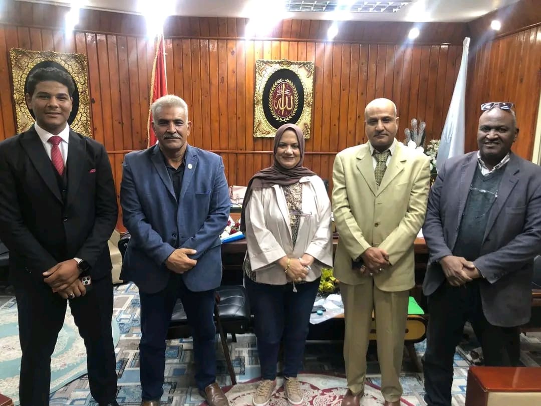 1764061610379 الفني مدير تعليم مطروح تشيد برؤية طالب المدرسة النووية لتمكين الطلاب إلكترونيًا موقع في الجامعة
