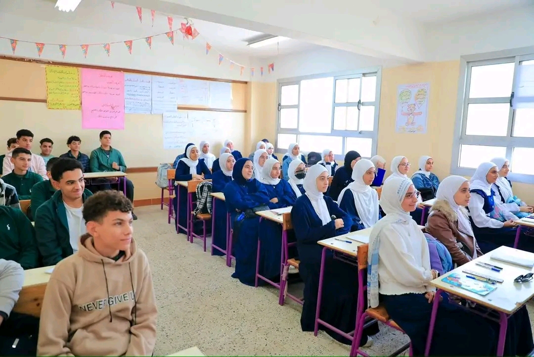 1764497777676 طالبات وزير التعليم وسط طالبات دمياط: البرمجة مستقبل التعليم المصري موقع في الجامعة