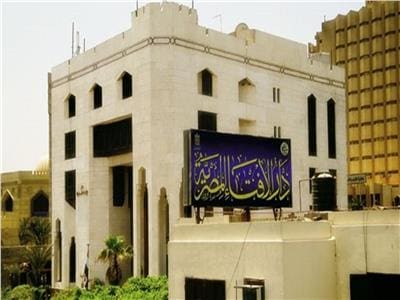 20251122100323185 دار الإفتاء دار الإفتاء تحسم الجدل: يجوز منح زميل العمل من الزكاة إذا لم يكفِه راتبه موقع في الجامعة