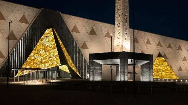 674255947712202506221120422042 المتحف المصري الكبير مدير أكاديمية الفنون بروما: المتحف المصري الكبير جسر حضاري يربط الماضي العريق بالحاضر المشرق والمستقبل الواعد موقع في الجامعة