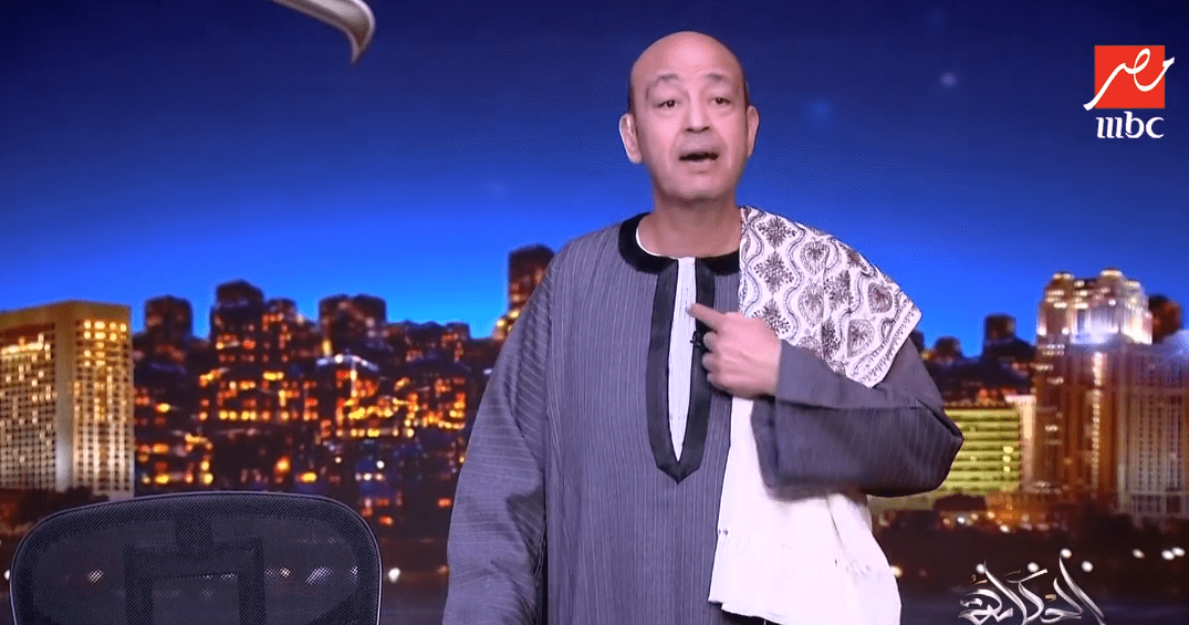 6954 عمرو أديب عمرو أديب يظهر لأول مرة بالجلابية المصرية: طراوة من جوه وشها هيبقي حلو علي الزمالك - فيديو موقع في الجامعة